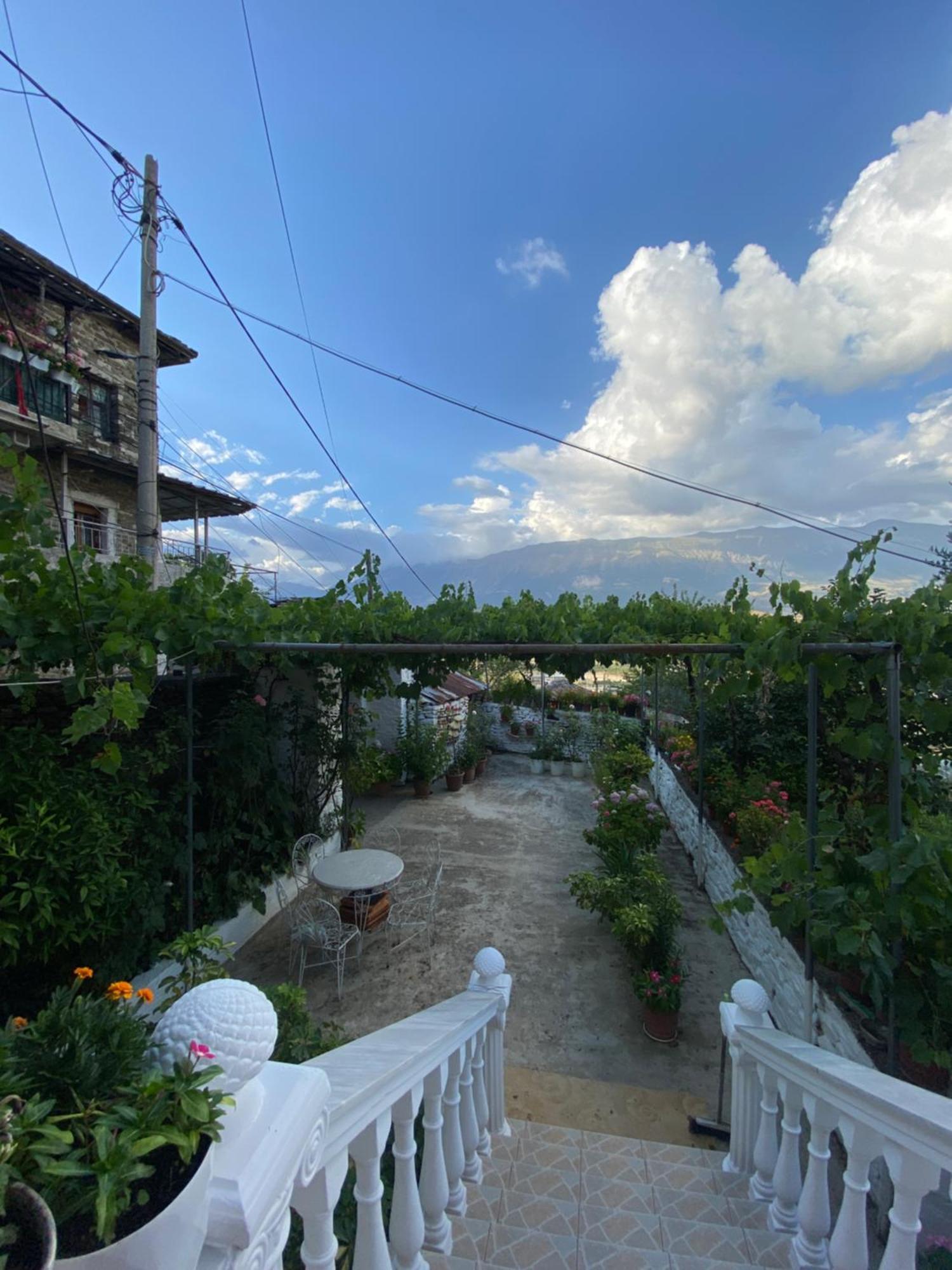 Stonetale Garden Guesthouse Гирокастра Экстерьер фото