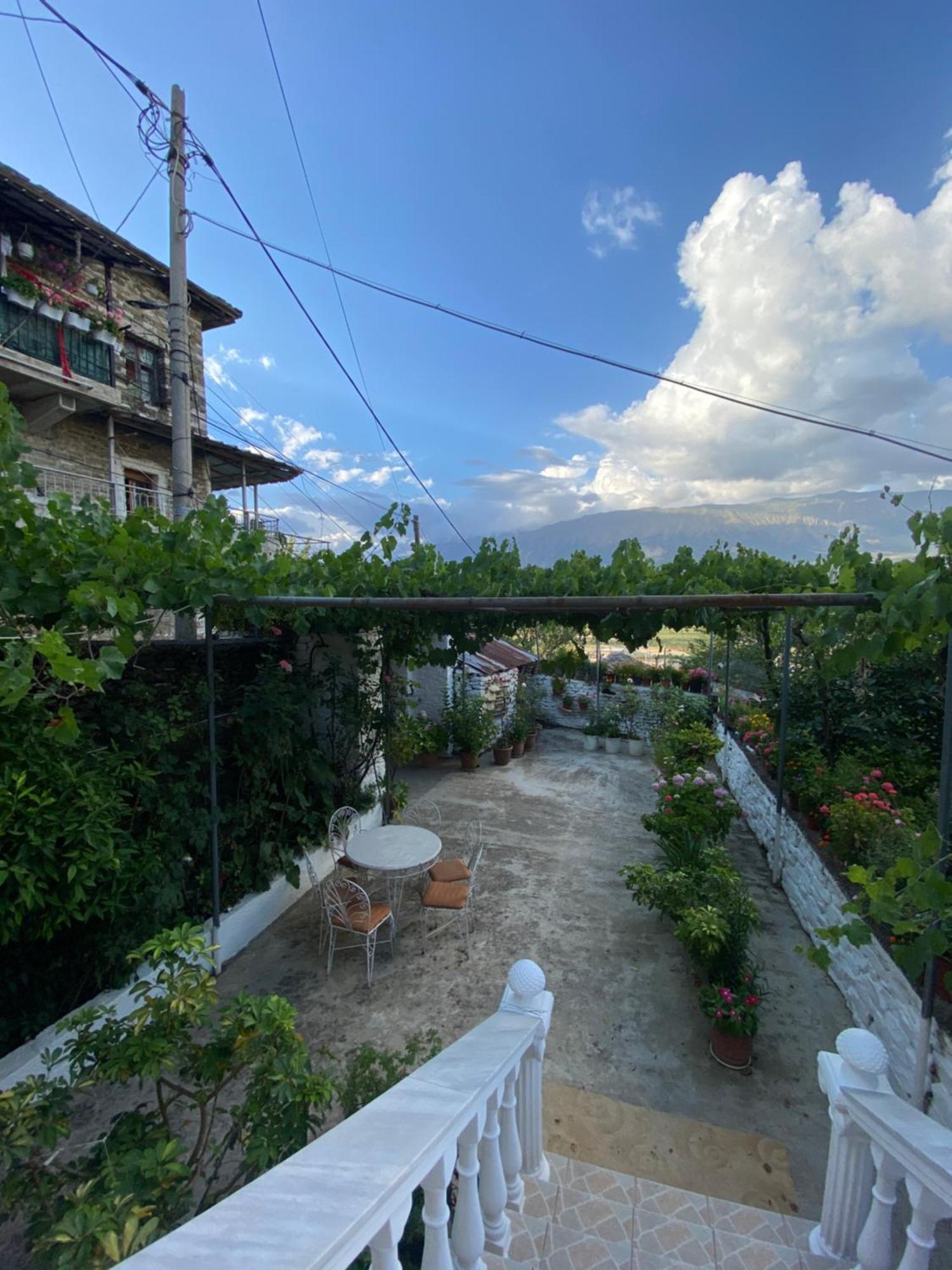 Stonetale Garden Guesthouse Гирокастра Экстерьер фото