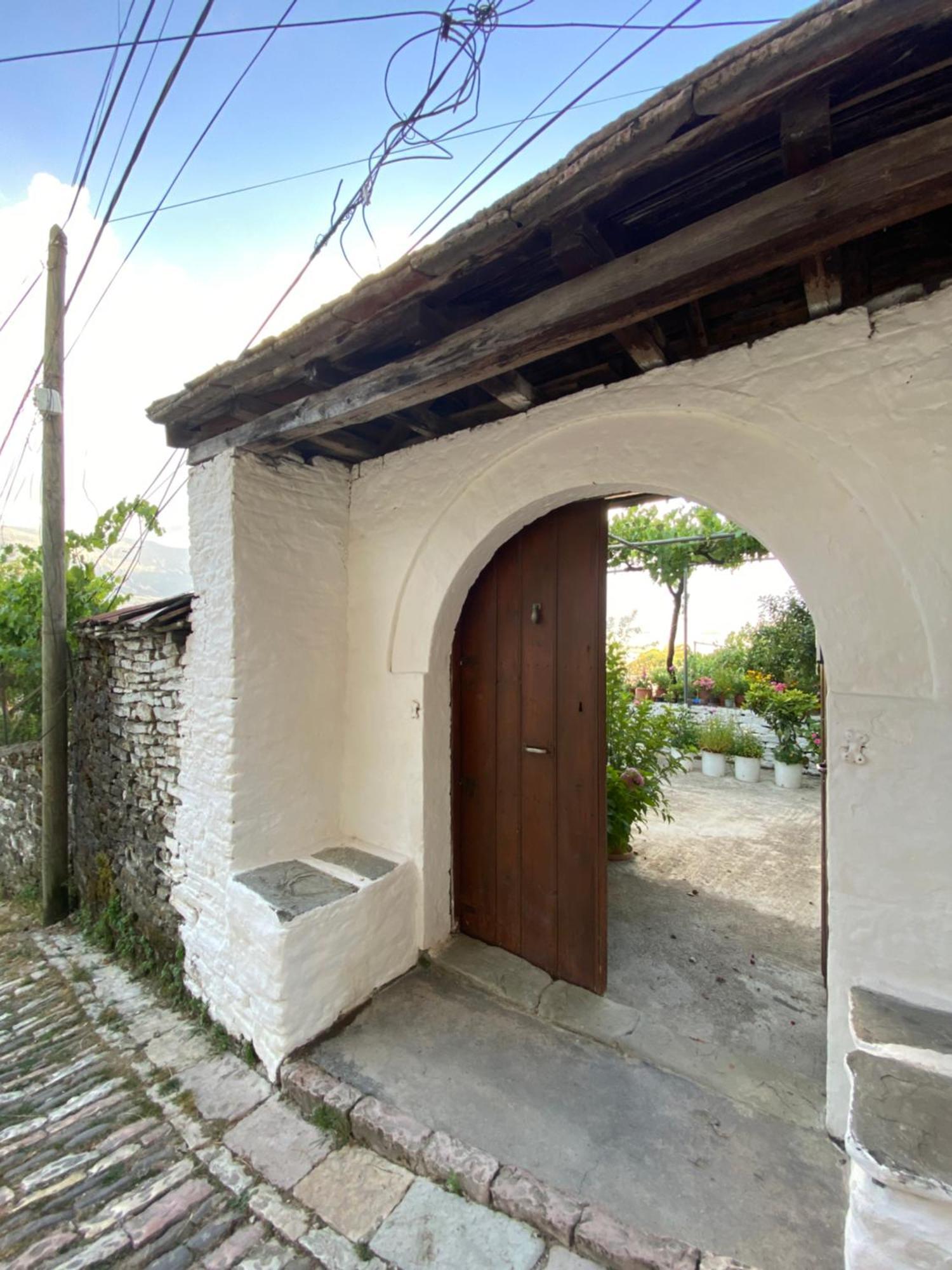 Stonetale Garden Guesthouse Гирокастра Экстерьер фото